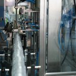 ავტომატური ბოთლის შევსების საფარი ეტიკეტირების მუყაოს გადასახვევი მანქანა