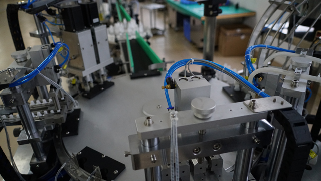 მბრუნავი შემავსებლის capper.jpg