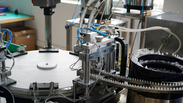 მბრუნავი სითხის შევსება პლასტმასის ბოთლებში.jpg