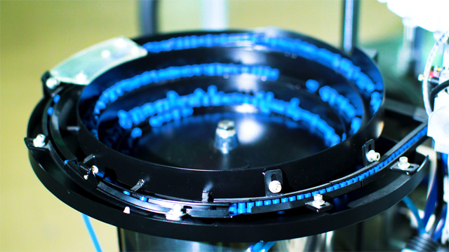 თასის ქუდები feeding.jpg