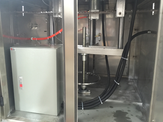 შიგნით ქილების დალუქვის საფარის მანქანა.jpg