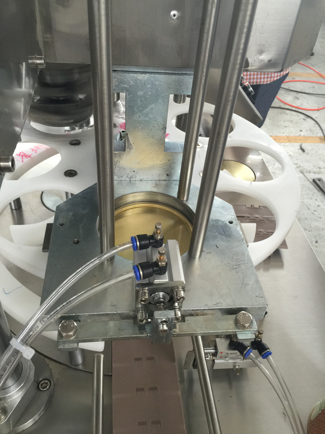 ქილების დალუქვის მანქანა.jpg