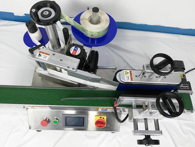 მაგიდის ეტიკეტატორი