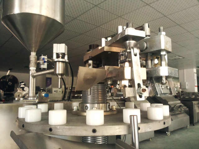 მილების შემავსებელი დალუქვის მანქანები საწყობში.jpg