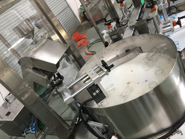 ბოთლები unscrambler lifting system.jpg