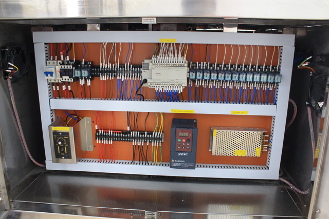 ჰორიზონტალური ეტიკეტირების მანქანა ფაქტობრივი სურათი.jpg