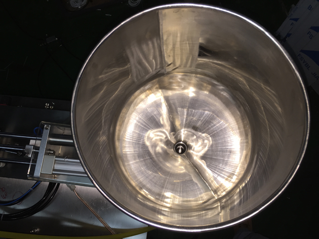 შემავსებელი ბუნკერი ულტრაბგერითი დალუქვის შემავსებლისთვის.jpg