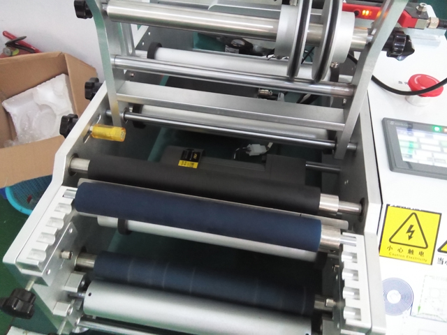 ეტიკეტირების მანქანა ნახევრად ავტომატური საინექციო ნემსისთვის.jpg