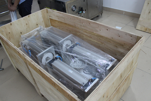 მანქანა ხის კორპუსის შიგნით.jpg